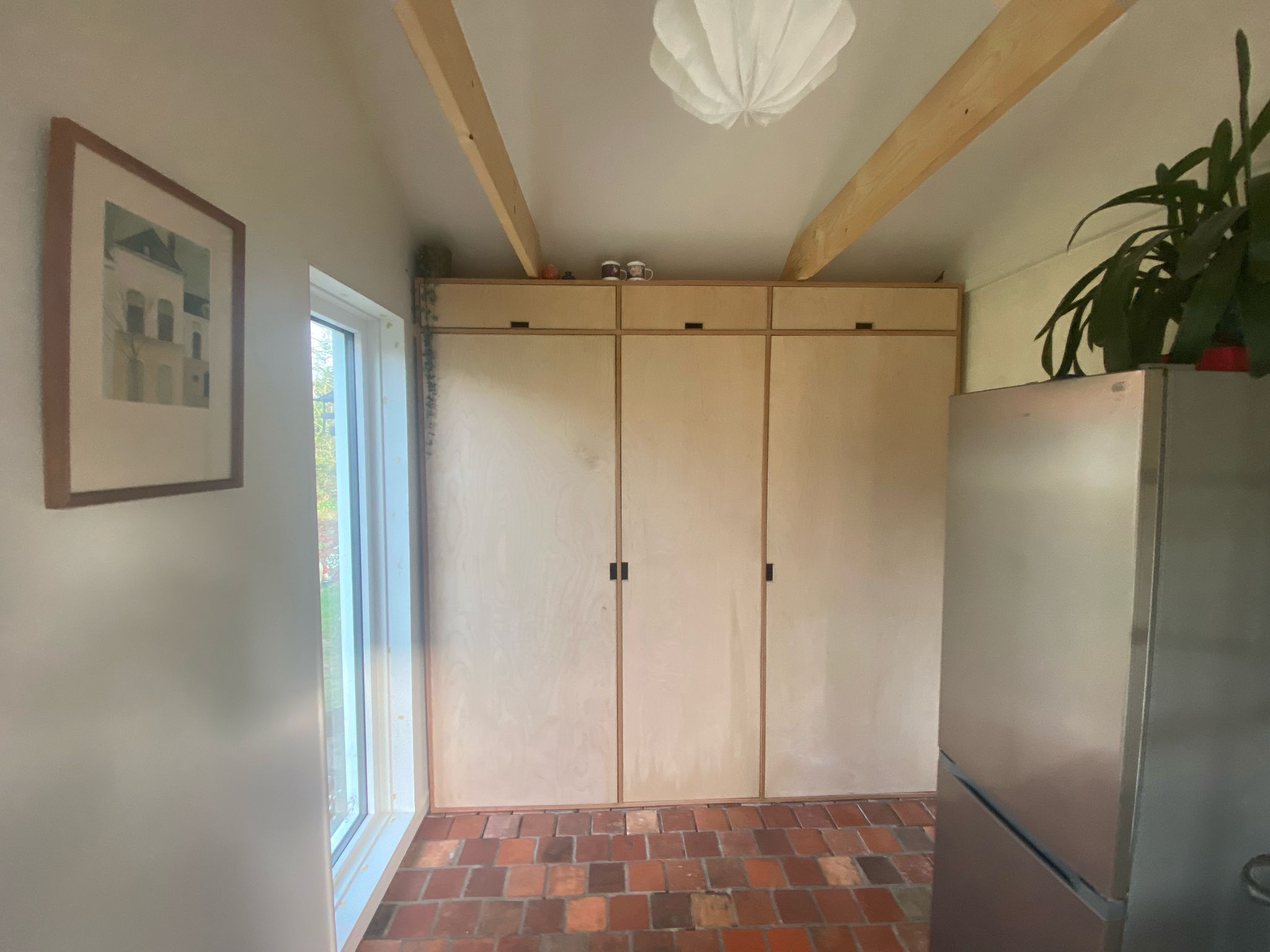 Inbouwkast op maat in bijkeuken gesloten met deuren